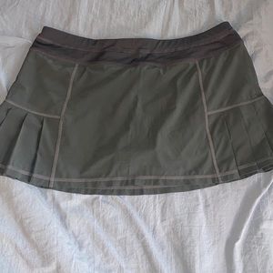 Athleta Skort. Size large. Color different from reality. Its a gun mental gray.